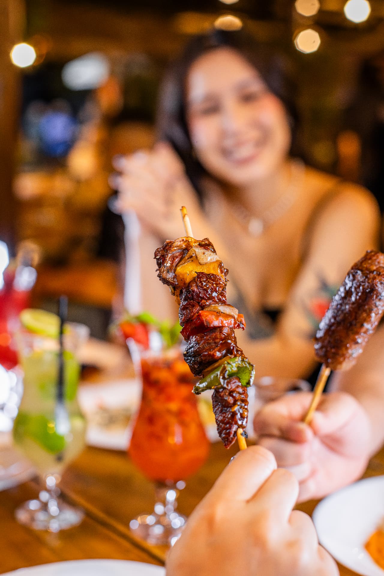 Espetinho de carne com legumes servido na mesa da Cervegela
